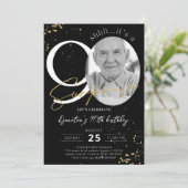 Surprise 90th Birthday Black Gold Photo Invitation Kaart (Staand voorkant)