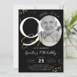 Surprise 90th Birthday Black Gold Photo Invitation Kaart<br><div class="desc">Verrassend 90th Birthday Black Gold Photo Invitation maakt deel uit van het collectie van Birthday Invitations. Dit product is voorzien van aanpasbare foto's met gouden glitter sparkles. Klaar met decoratieve lettertypen. Bekijk meer overeenkomende producten in onze winkel.</div>