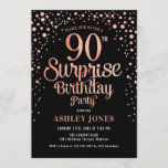 Surprise 90th Birthday Party - Zwart & Roos Goud Kaart<br><div class="desc">Verrassing 90ste verjaardag feestuitnodiging. Elegant design in zwart en faux glitter roos goud. Beschikt over stijlvol scriptlettertype en confetti. Stuur me een bericht als je aangepaste leeftijd nodig hebt.</div>