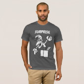 SURPRISE-aansluiting in de doos T-shirt (Voorkant volledig)