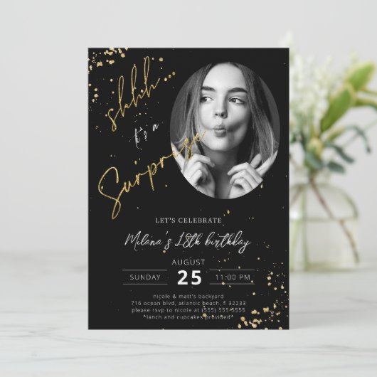 Surprise Birthday Black Gold Photo Invitation Kaar Kaart (Staand voorkant)
