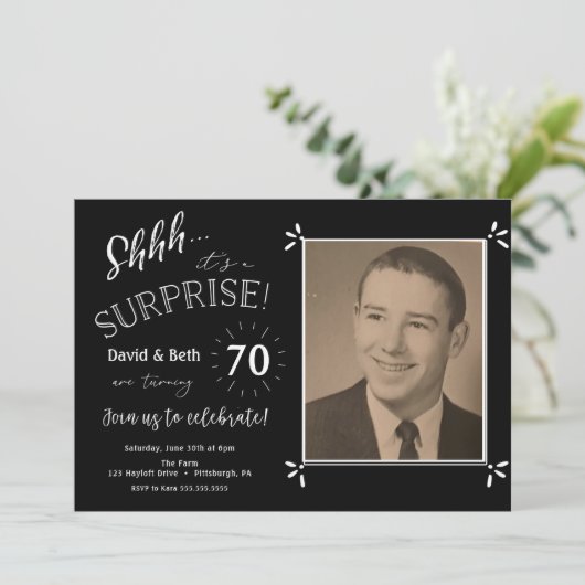 Surprise Birthday Dual Party-uitnodiging Kaart (Staand voorkant)