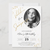 Surprise Birthday Gold Invitation Kaart met foto (Voorkant)