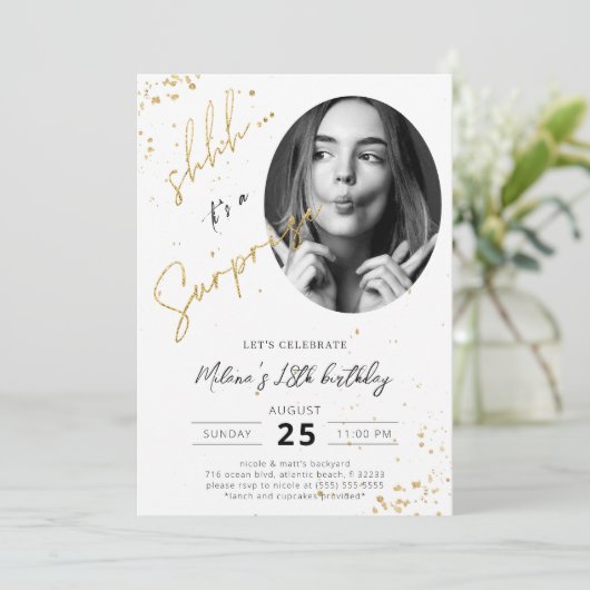 Surprise Birthday Gold Invitation Kaart met foto (Staand voorkant)