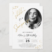 Surprise Birthday Gold Invitation Kaart met foto (Voorkant / Achterkant)