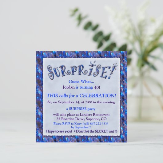 Surprise Birthday Party Invitation Kaart (Staand voorkant)