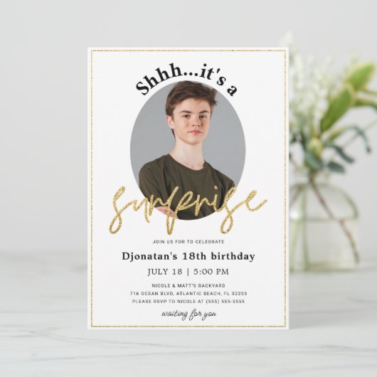 Surprise Birthday Party Invitation Kaart met foto (Staand voorkant)