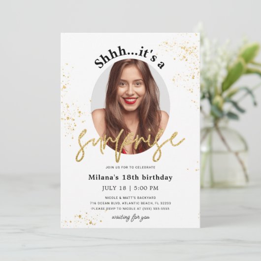 Surprise Birthday Party Invitation Kaart met foto (Staand voorkant)