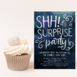 Surprise Birthday Party Navy Blue Waterverf Kaart<br><div class="desc">Elegant volwassen verjaardagsfeestuitnodiging met blauw marineschandaal als achtergrond met witte typografie die zegt: "SHH! Het is een SURPRISE party" met zirels. Pas deze sjabloon aan door je eigen partijgegevens toe te voegen.</div>