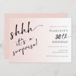 Surprise Blush Pink Foto 30th 40th Birthday Party Kaart<br><div class="desc">Verrassend Modern Blush Pink Foto 30th 40th Birthday Party Invitation. De elegante uitnodiging kan worden aangepast aan elk jaar dat eindigt op een "th",  zoals 20e,  25e,  30e,  35e,  40e,  50,  60e.</div>