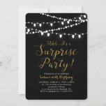 Surprise Gold 60th Birthday Party Invitation Kaart<br><div class="desc">Viel een speciale dag met deze verrassende gouden feestelijke uitnodiging! Dit ontwerp kenmerkt een stijlvolle manuscripttypografie met een gouden glittertextuur en een lichte koord op een zwarte achtergrond. U kunt de achtergrondkleur aanpassen.</div>