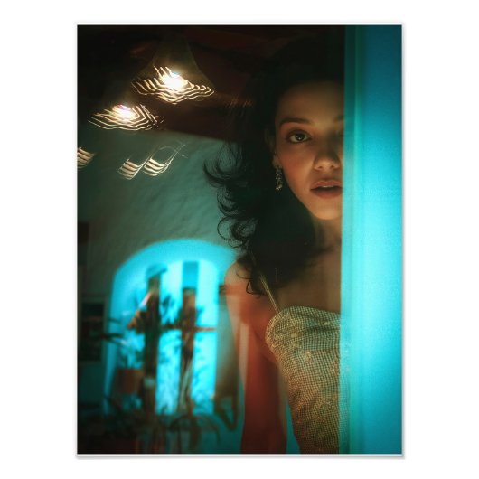 Surprise, Peeking Out From a Door Foto Afdruk (Voorkant)