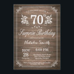Surprise Rustic 70th Birthday Invitation Floral Kaart<br><div class="desc">Verrassend Rustic 70th Birthday Invitation with Rustic Wood Background and Floral Flower Pattern. Volwassen verjaardag. Mannelijke Mannen of vrouwen: Birthday. Kinder jongen of meisje Lady Teenage Bday Invite. 13e 15e 16e 18e 21e 30e 40e 50e 60e 70e 90e 100e. Elke leeftijd. Voor verdere aanpassing, te klikken gelieve de knoop "van...</div>