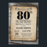 Surprise Rustic 80th Birthday Invitation Vintage Kaart<br><div class="desc">Verrassend Rustic 80th Birthday Invitation with Rustic Wood Background. Retroland. Volwassen verjaardag. Mannelijke Mannen of vrouwen: Birthday. Kinder jongen of meisje Lady Teen Teenage Bday Invite. 13e 15e 16e 18e 21e 30e 40e 50e 60e 70e 80e 90e 100e. Elke leeftijd. Voor verdere aanpassing, te klikken gelieve de knoop "van de...</div>