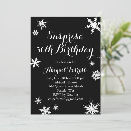 Surprise Winter Birthday Uitnodiging - zwart (Staand voorkant)