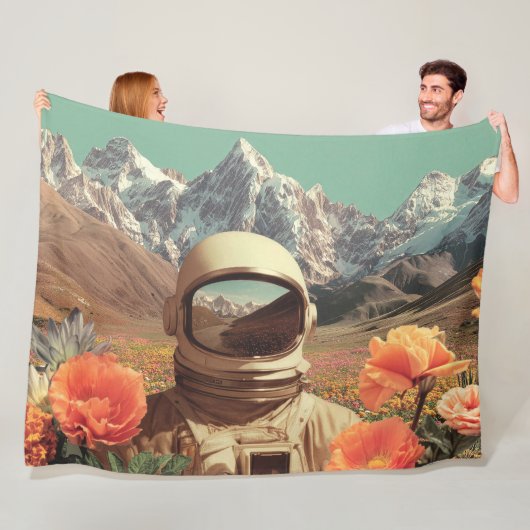 Surreal Astronaut In Flower Field Fleece Deken (In situ)