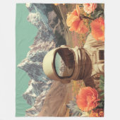 Surreal Astronaut In Flower Field Fleece Deken (Voorkant)