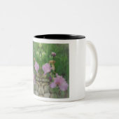 Surreal Fantasy Iris Floral Path Tweekleurige Koffiemok (Voorkant rechts)