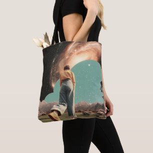 Surreal figuur dat een melkwegpoort binnenloopt tote bag