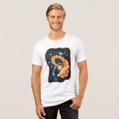 Surreal Hemelblauw Schelp in Cosmic Nevel T-Shirt (Voorkant volledig)
