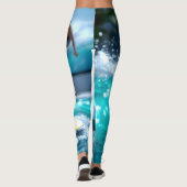 Surreal Mouse Surfing Digital Waves – Whimsical Te Leggings (Achterkant)