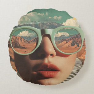 Surreal portret met een bril die de woestijn weers rond kussen