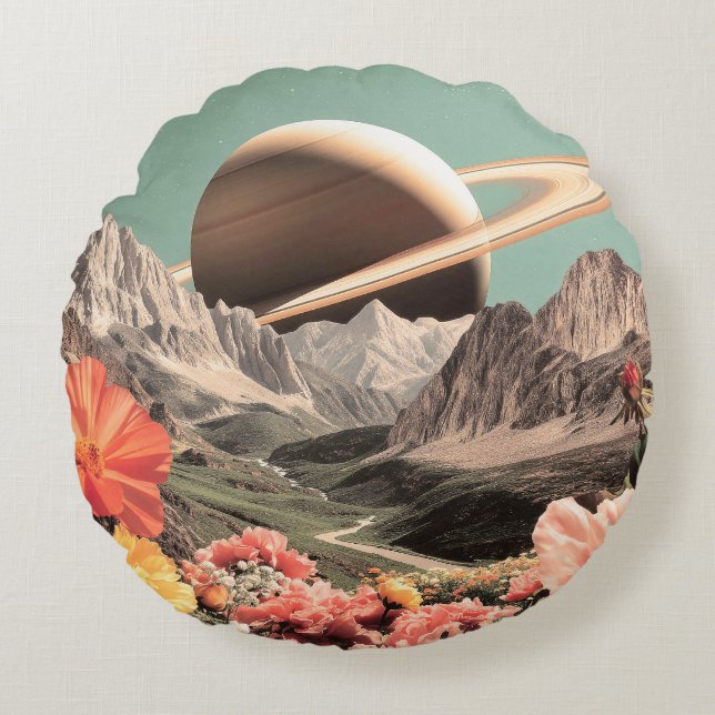 Surreal Saturn Over Mountain Valley Rond Kussen (Voorkant)