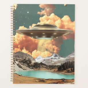 Surreal UFO boven bergmeer met planeten Planner