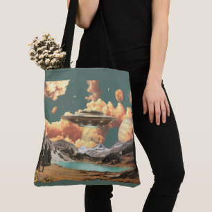 Surreal UFO boven bergmeer met planeten Tote Bag