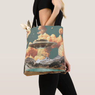 Surreal UFO boven bergmeer met planeten Tote Bag