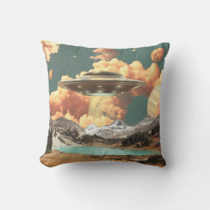 Surreal UFO boven Mountain Lake met planeten Kussen