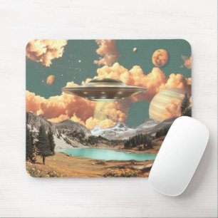 Surreal UFO boven Mountain Lake met planeten Muismat