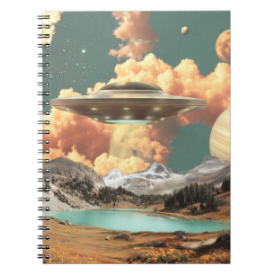 Surreal UFO boven Mountain Lake met planeten Notitieboek
