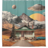 Surreal UFO boven rustieke huis Douchegordijn (Voorkant)