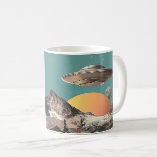 Surreal UFO boven rustieke huis Koffiemok (Voorkant rechts)