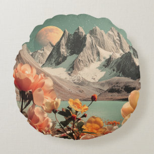 Surrealistisch berglandschap met bloeiende bloemen rond kussen