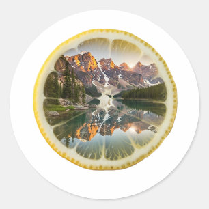 Surrealistisch bergmeerlandschap in een frisse Lem Ronde Sticker