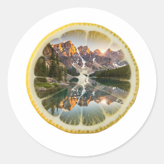 Surrealistisch bergmeerlandschap in een frisse Lem Ronde Sticker