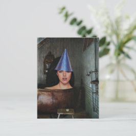 Surrealistisch feest vrouw roestige koperen badkui briefkaart