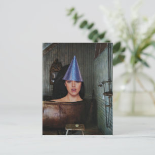 Surrealistisch feest vrouw roestige koperen badkui briefkaart