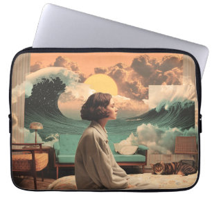 Surrealistisch interieur met vrouw en kat laptop sleeve
