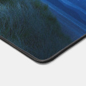 Surrealistisch klein meisje verlaten huis voor and bureaumat (Hoek)