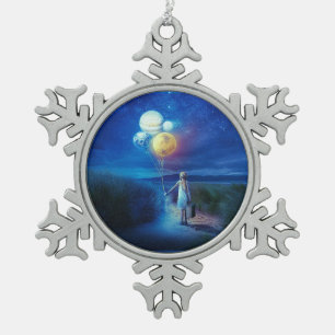 Surrealistisch klein meisje verlaten huis voor and tin sneeuwvlok ornament