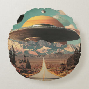 Surrealistisch landschap met weg, UFO en Saturnus Rond Kussen