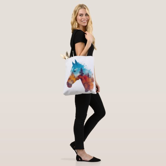 Surrealistisch paard in het herfstbos tote bag (Op model)