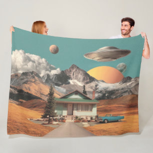 Surrealistisch UFO boven boerderijhuis Fleece Deken