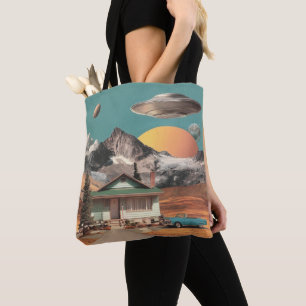 Surrealistisch UFO boven rustieke woning Tote Bag