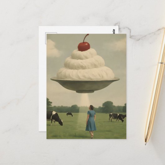 Surrealistisch UFO-dessert in een melkweide Briefkaart (Voorkant / Achterkant in situ)