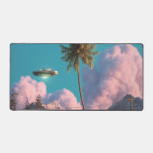 Surrealistisch UFO- en palmbomenberglandschap Bureaumat (Voorkant)