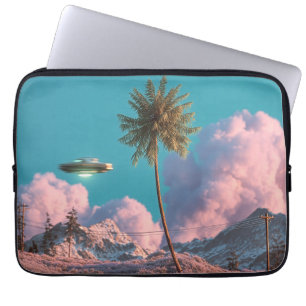Surrealistisch UFO- en palmbomenberglandschap Laptop Sleeve